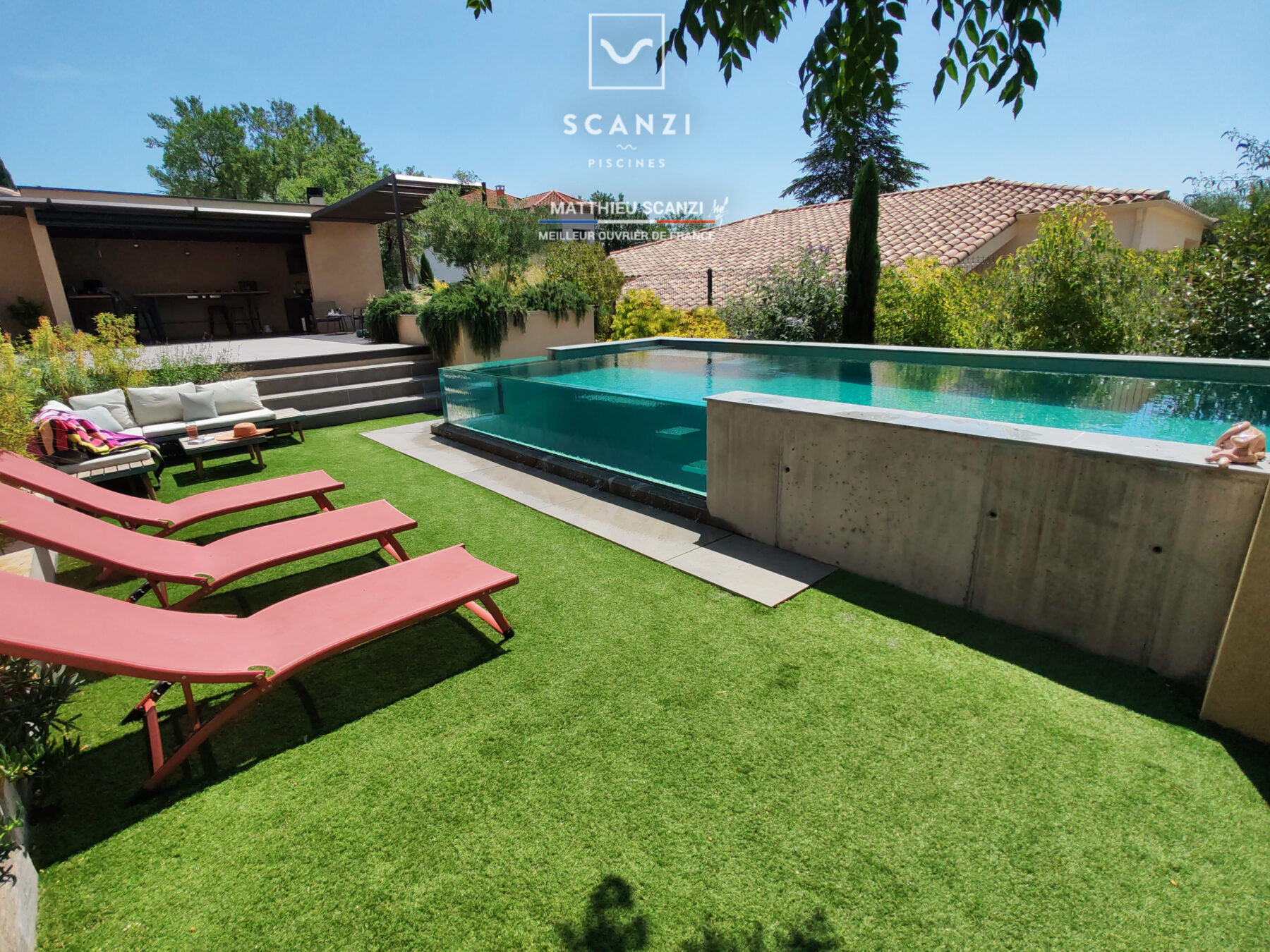 Piscine semi-enterrée construite sur un terrain en pente