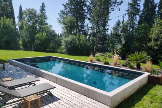 Votre piscine en béton imaginée et construite par votre artisan.