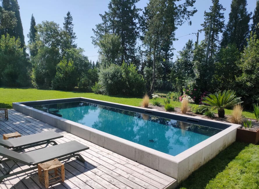 Votre piscine en béton imaginée et construite par votre artisan.