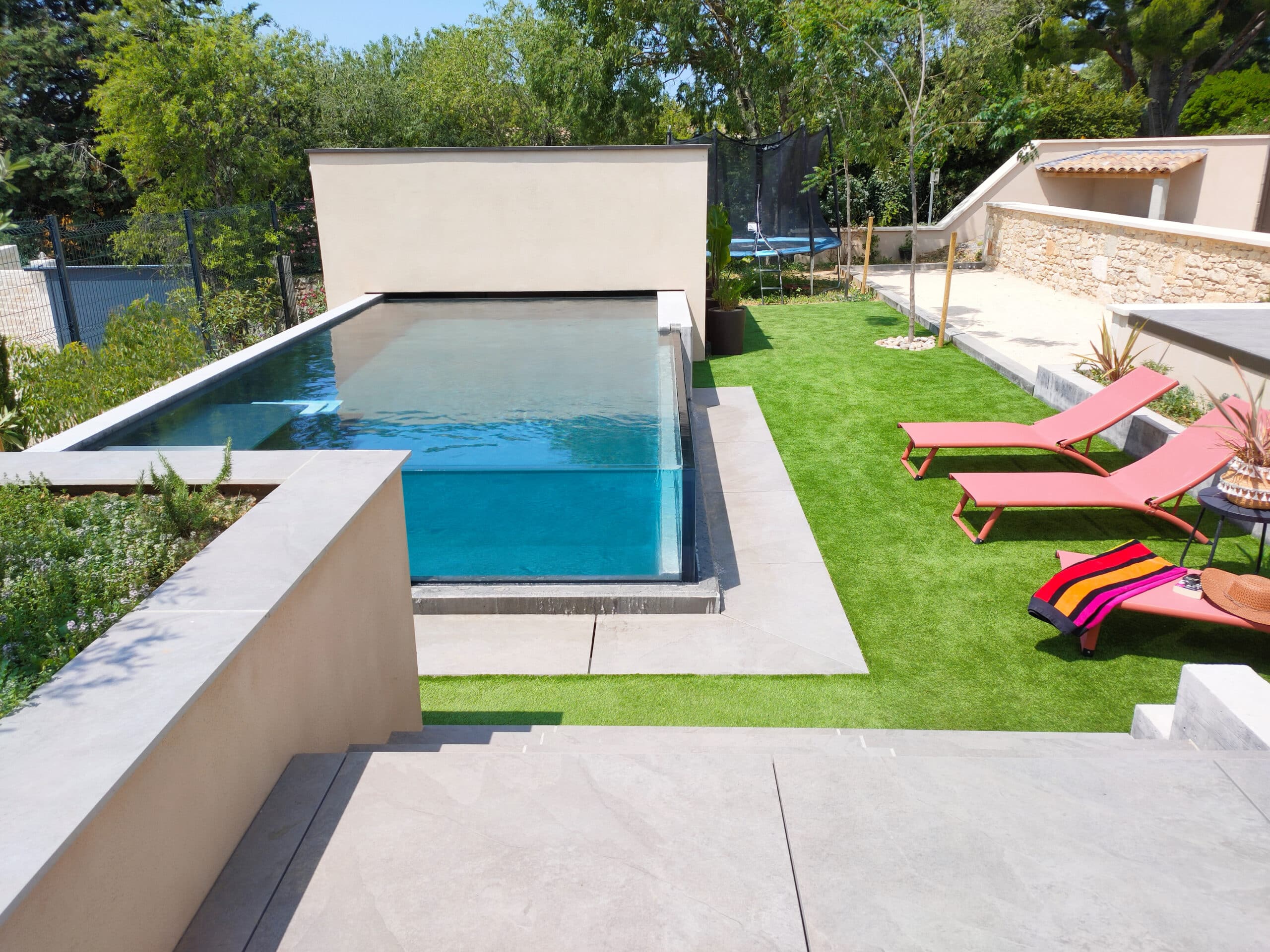 Scanzi Piscines se charge de concevoir votre piscine en verre.