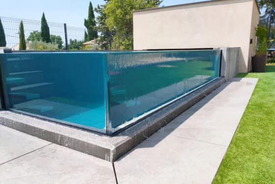 Piscine en verre à débordement en PVC armé.