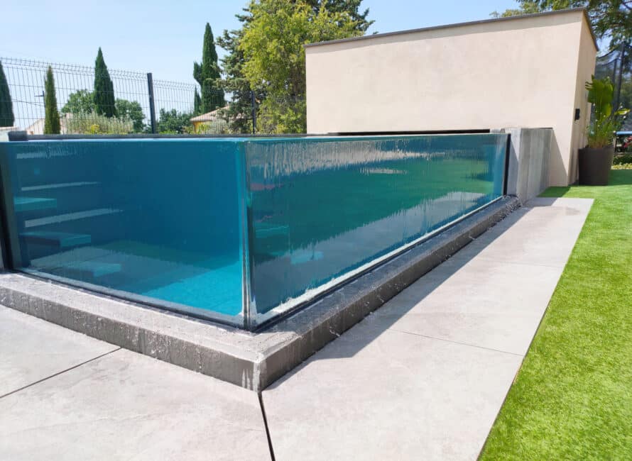 Piscine en verre à débordement en PVC armé.