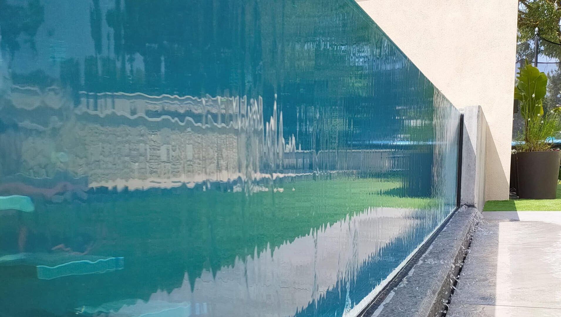 Piscine à débordement en verre.