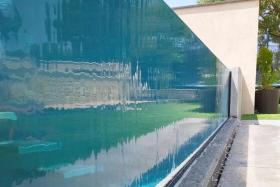 Piscine à débordement en verre.