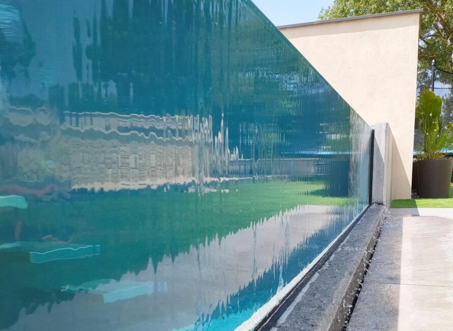 Piscine à débordement en verre.
