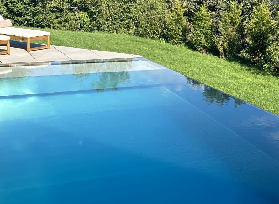 Une piscine en inox miroir dans le Gard.