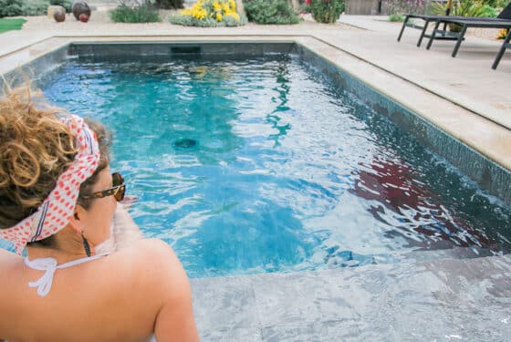 Scanzi Piscines références showroom, femme dans une piscine en béton