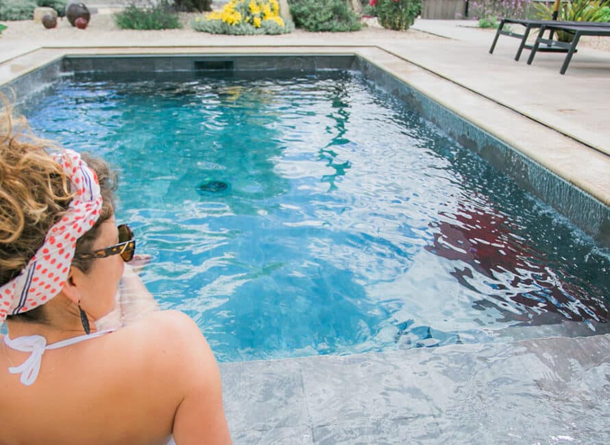 Scanzi Piscines références showroom, femme dans une piscine en béton
