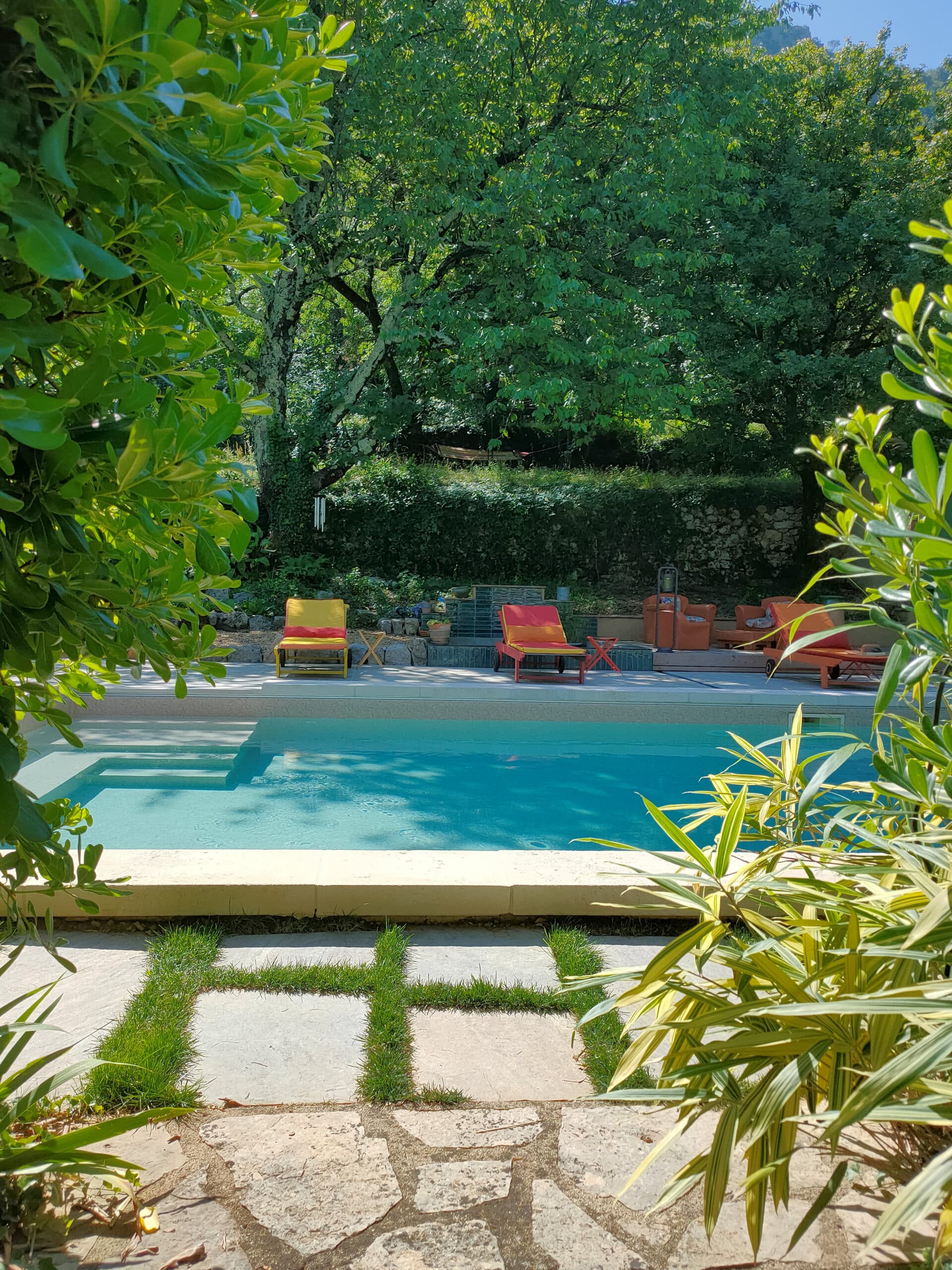 Piscine en PVC armé avec une durabilité et une facilité d'entretien.