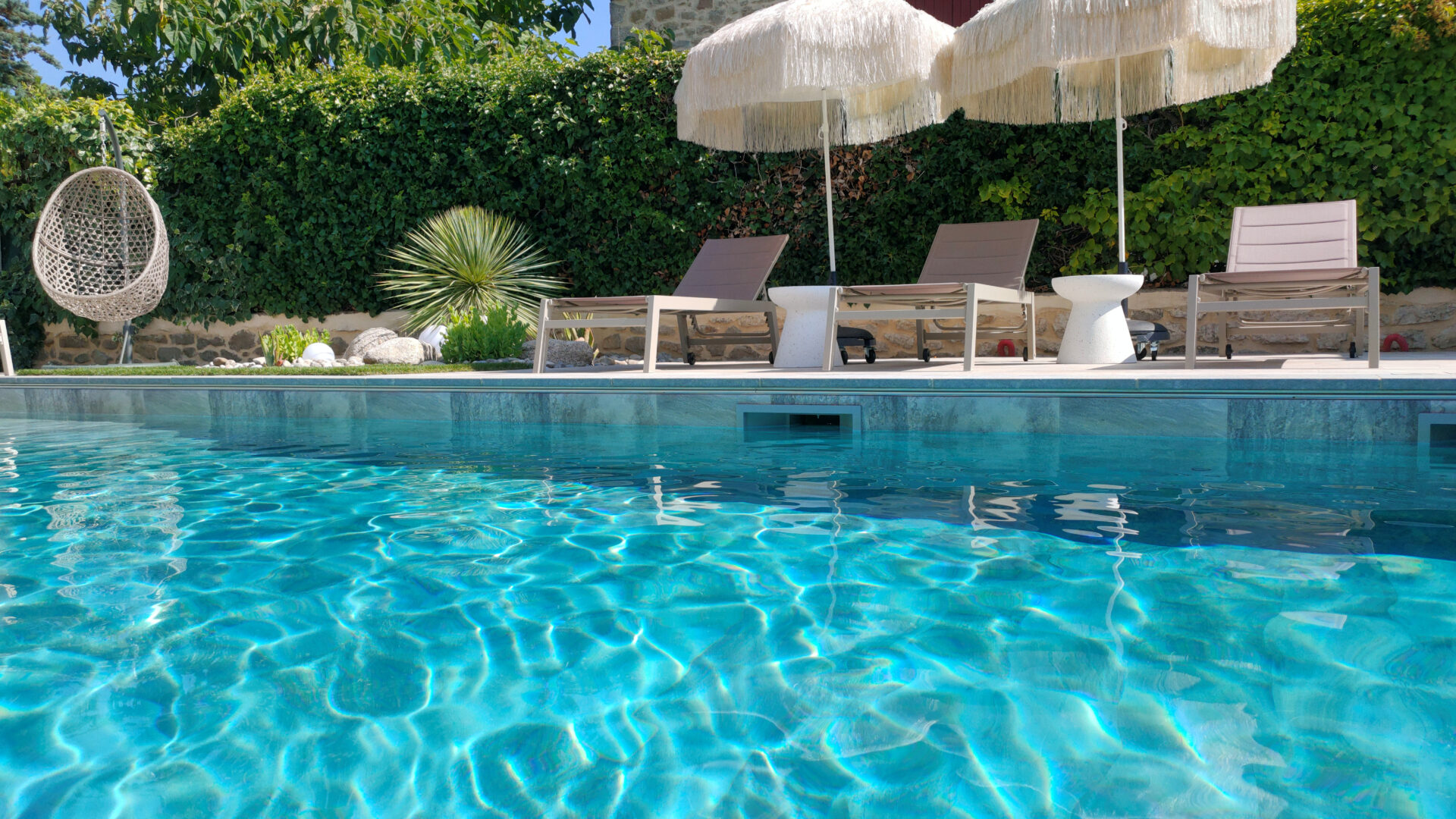 tons pastels sous le soleil piscine à Moussac