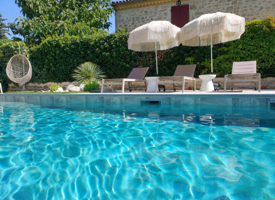 tons pastels sous le soleil piscine à Moussac