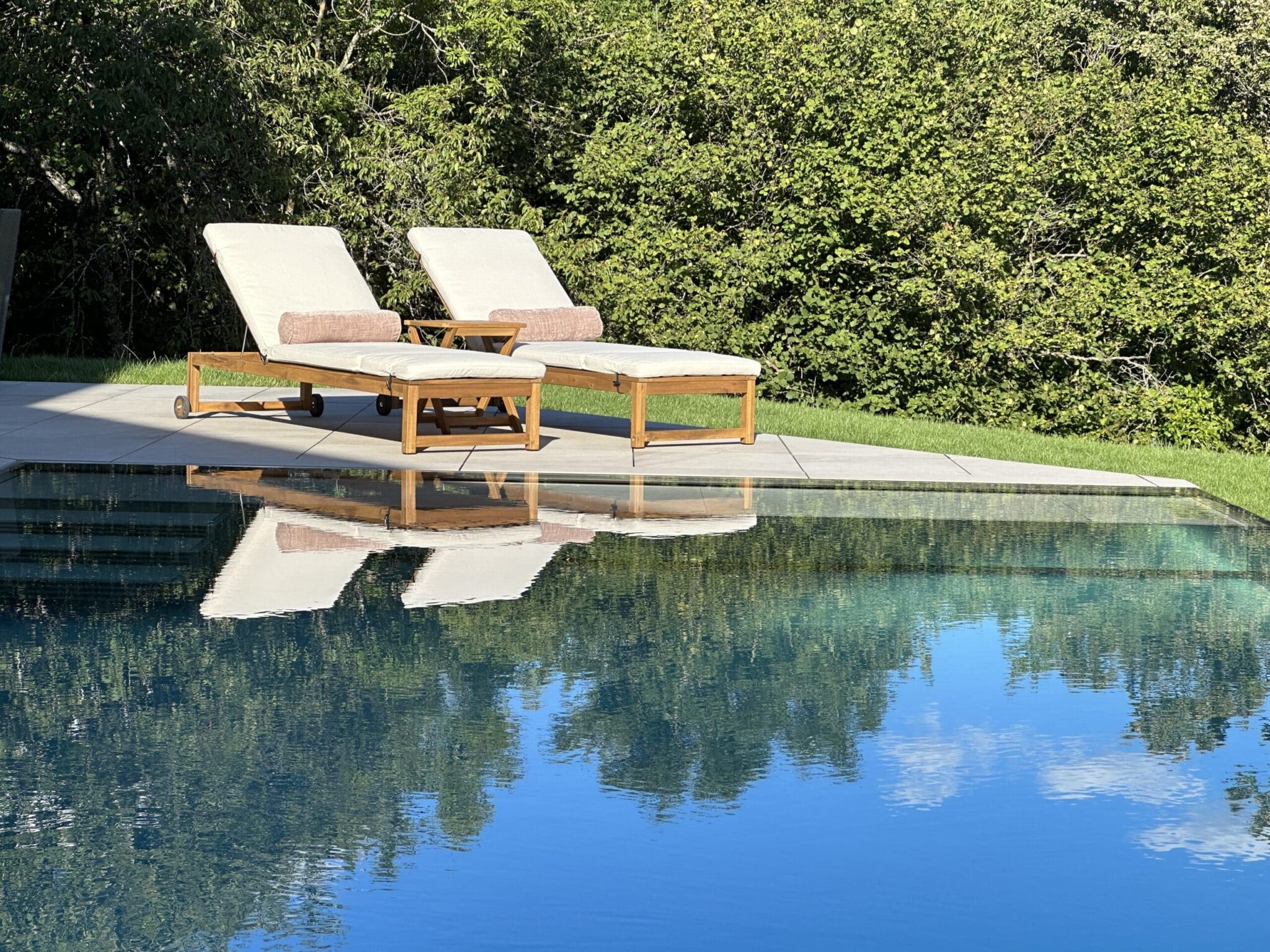 Piscine miroir : tendances piscines 2026