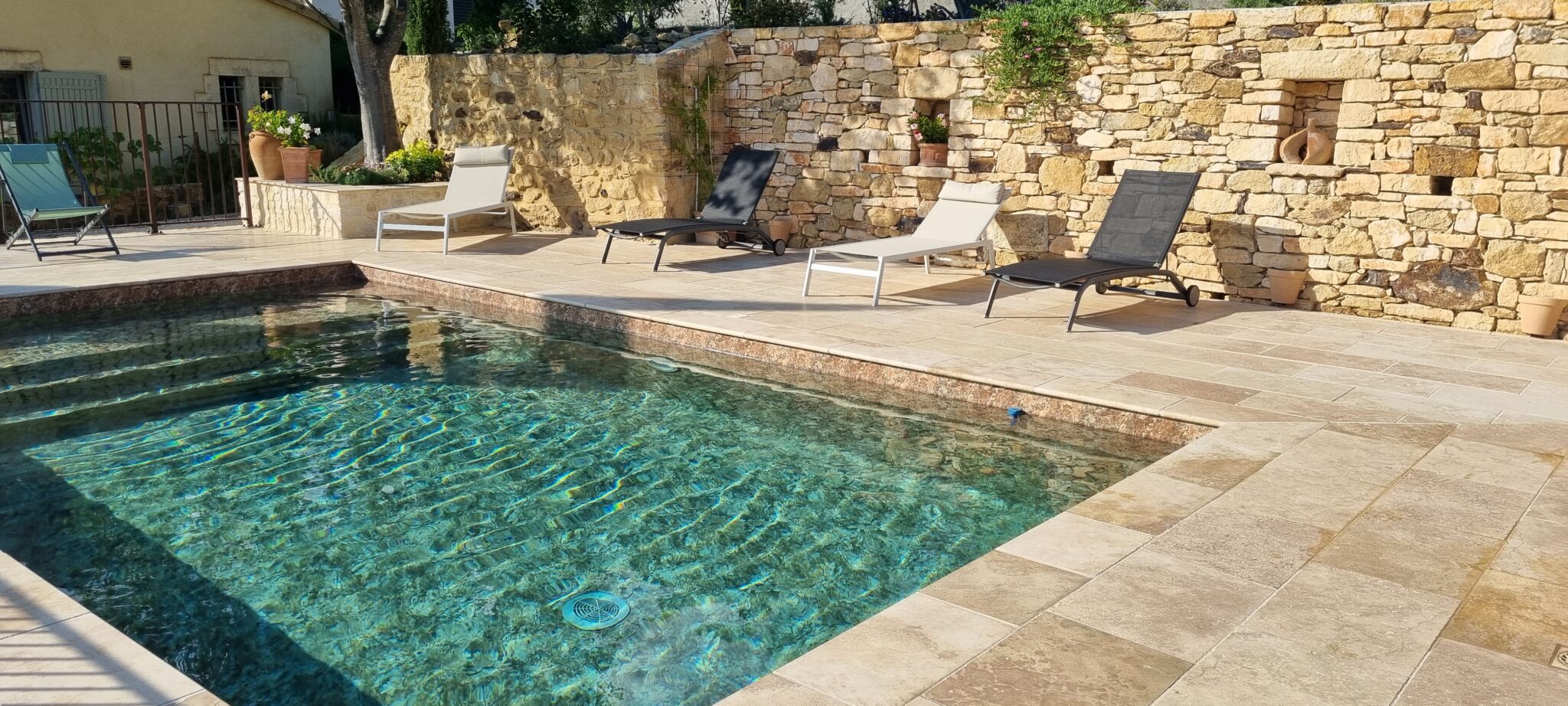 Piscine enterrée rectangulaire dans un jardin paysager du Gard